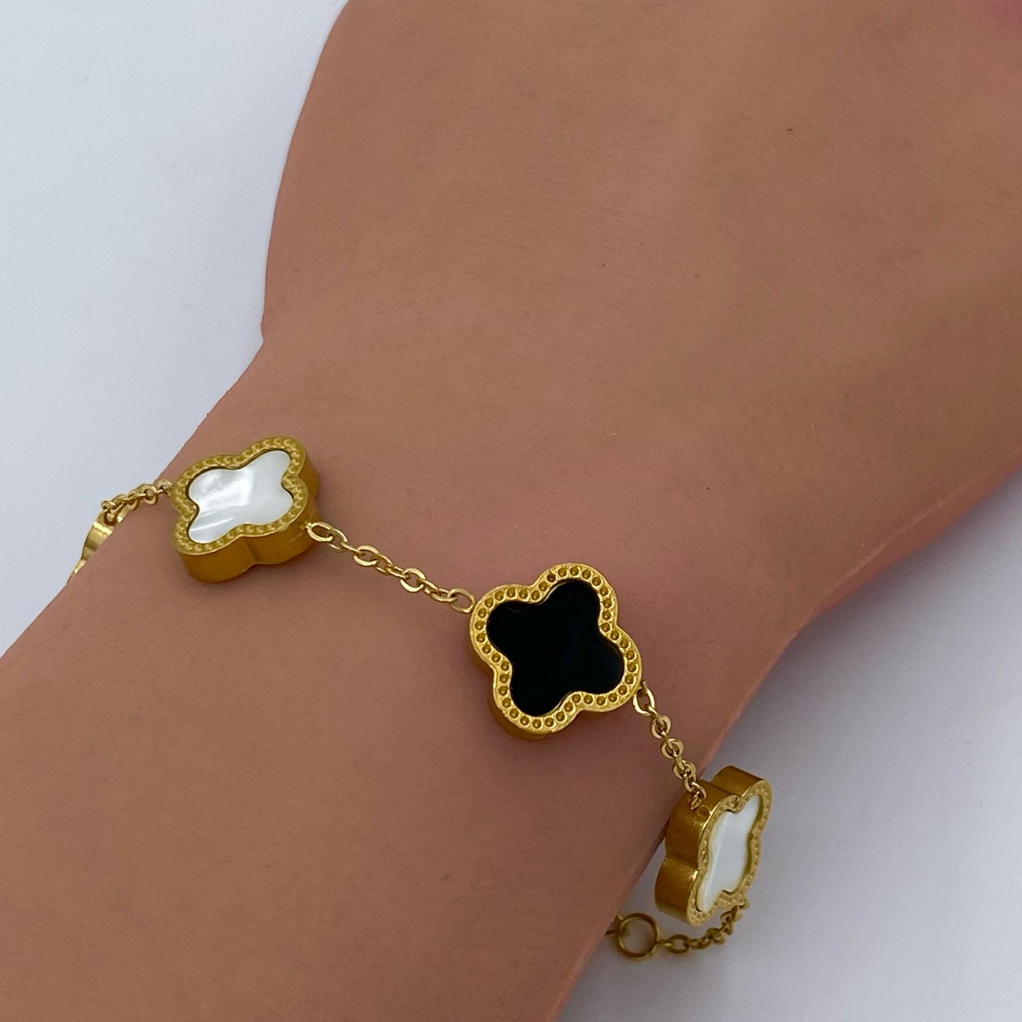 Black and White Flower Bracelet - BT25