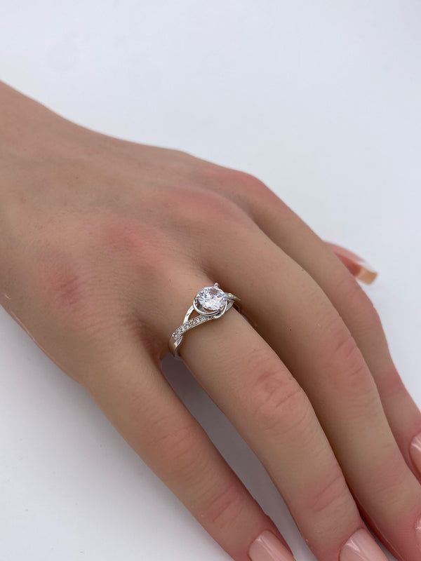 Twist of Brilliance Solitaire Ring-R8